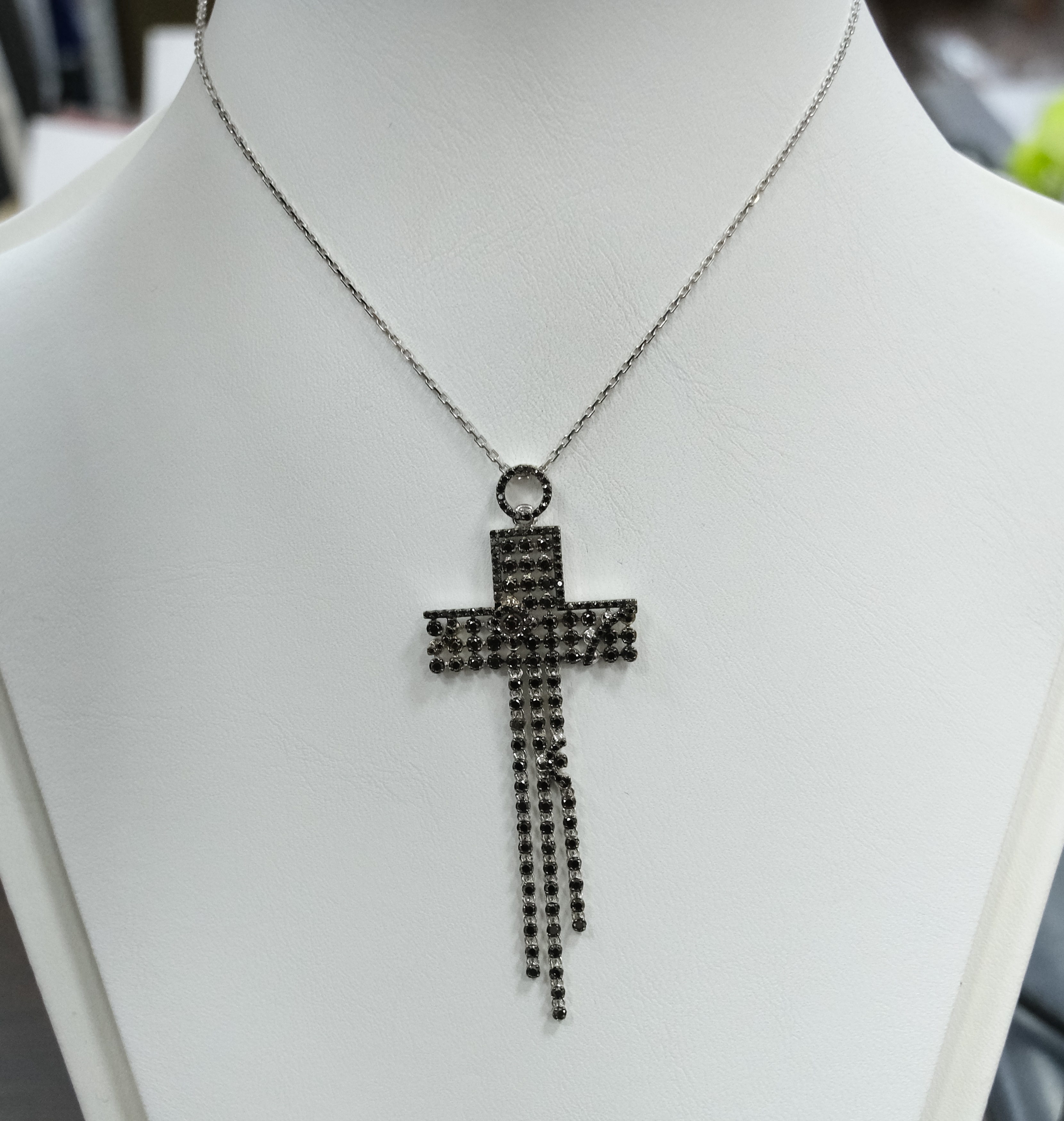 Колье из белого золота с бриллиантами "Крест"